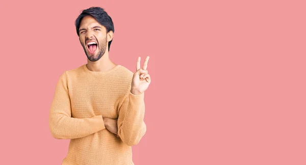 Hombre Hispano Guapo Vistiendo Suéter Casual Sonriendo Con Cara Feliz — Foto de Stock