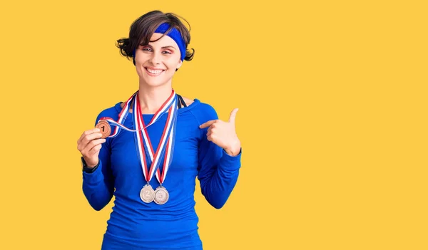 Kısa Saçlı Güzel Bir Kadın Kazanan Madalyalar Takıyor Mutlu Gururlu — Stok fotoğraf