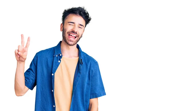 Giovane Uomo Ispanico Indossa Abiti Casual Sorridente Con Volto Felice — Foto Stock