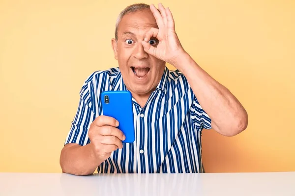 Senior Stilig Man Med Grått Hår Med Smartphone Sitter Bordet — Stockfoto