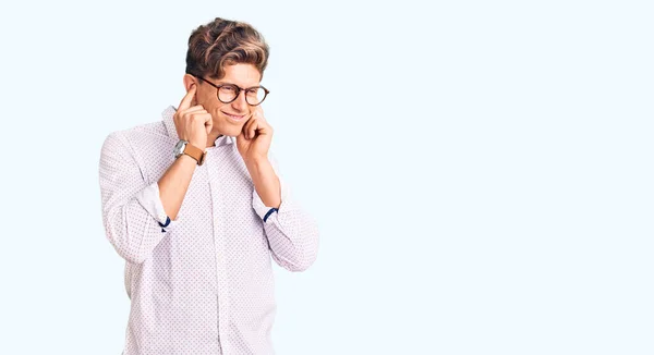 Joven Hombre Guapo Con Ropa Negocios Gafas Que Cubren Las — Foto de Stock