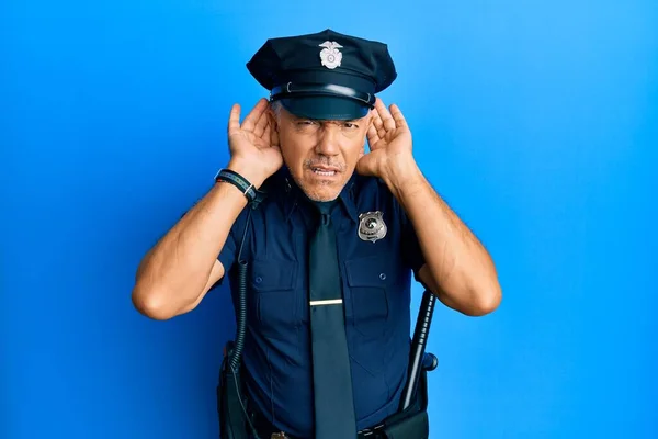 Yakışıklı Orta Yaşlı Polis Üniforması Giyen Iki Elini Kulak Hareketi — Stok fotoğraf