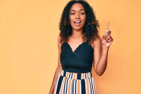Ung Afrikansk Amerikansk Kvinna Klädd Avslappnade Kläder Leende Med Idé — Stockfoto