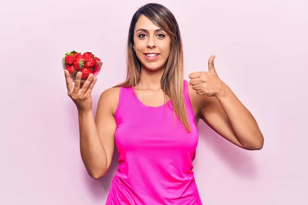 Joven Hermosa Mujer Sosteniendo Tazón Con Fresas Sonriendo Feliz Positivo —  Fotos de Stock