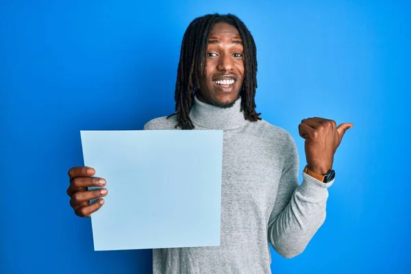 Afro Amerikaanse Man Met Vlechten Houden Lege Blauwe Banner Wijzen — Stockfoto