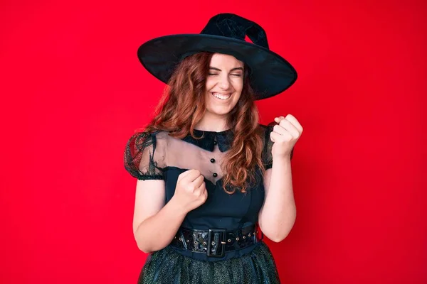 Молодая Красивая Женщина Костюме Ведьмы Хэллоуин Празднует Удивление Удивление Успех — стоковое фото