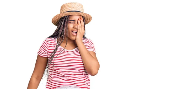 Jovem Afro Americana Com Tranças Usando Chapéu Verão Bocejando Cansado — Fotografia de Stock