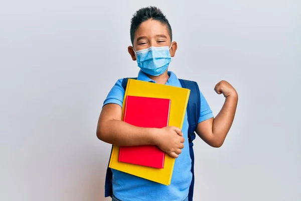 Niño Hispano Niño Con Máscara Médica Escuela Gritando Orgulloso Celebrando —  Fotos de Stock