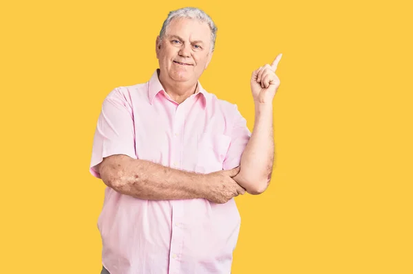 Hombre Mayor Pelo Gris Con Ropa Casual Sonriendo Feliz Señalando —  Fotos de Stock