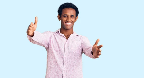 Africký Pohledný Muž Neformální Růžové Košili Dívající Kamery Usmívající Otevřenou — Stock fotografie