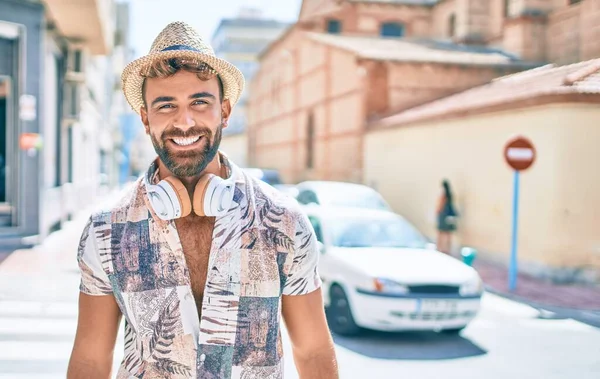 Young Hispanic Man Vacation Smiling Happy Wearing Headphones Street City — Stock Photo, Image