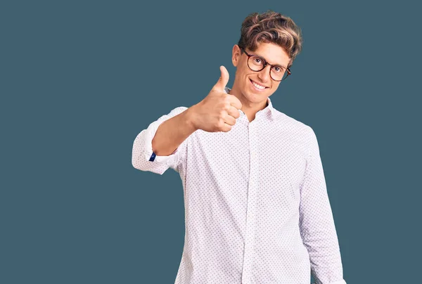 Joven Hombre Guapo Con Ropa Negocios Gafas Haciendo Gesto Feliz —  Fotos de Stock