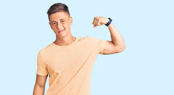 Jonge Knappe Man Draagt Casual Kleding Sterke Persoon Tonen Arm — Stockfoto