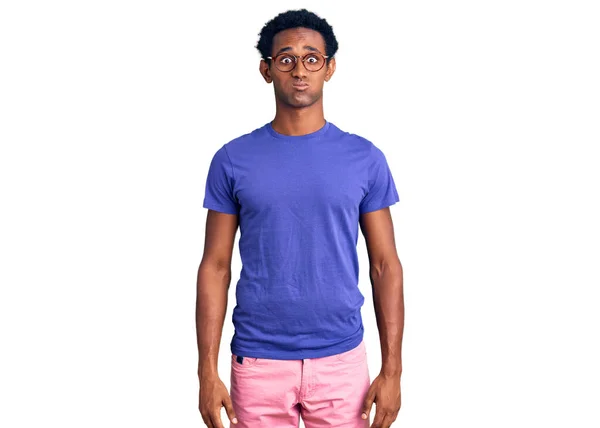 Afričan Pohledný Muž Neformálním Oblečení Brýlích Nafouknutých Tvářích Legrační Tváří — Stock fotografie
