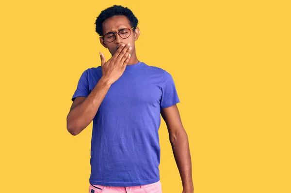 Afrikanischer Gutaussehender Mann Lässiger Kleidung Und Brille Gelangweilt Gähnend Müden — Stockfoto