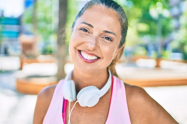 Orta Yaşlı Sporcu Kadın Parkta Kulaklık Takarak Mutlu Gülümsüyor — Stok fotoğraf