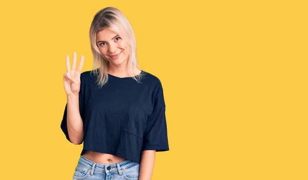 Młoda Piękna Blondynka Ubrana Luźny Shirt Pokazując Wskazując Palcami Numer — Zdjęcie stockowe