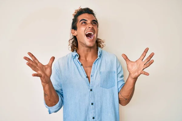 Young Hispanic Man Wearing Summer Style Crazy Mad Shouting Yelling — Stock Photo, Image