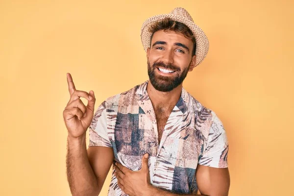 Joven Hispano Con Sombrero Verano Con Una Gran Sonrisa Cara — Foto de Stock