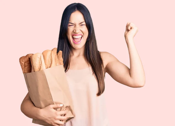 Joven Hermosa Mujer Caucásica Sosteniendo Bolsa Papel Con Pan Gritando —  Fotos de Stock