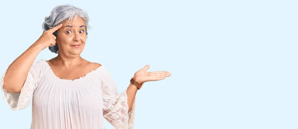 Die Seniorin Mit Den Grauen Haaren Bohème Stil Ist Verwirrt — Stockfoto