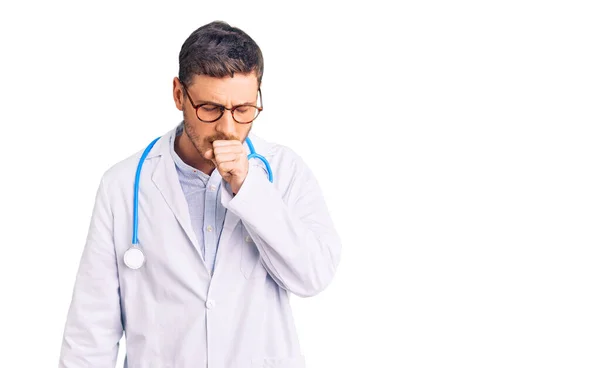 Joven Guapo Con Oso Vistiendo Uniforme Médico Sintiéndose Mal Tosiendo — Foto de Stock