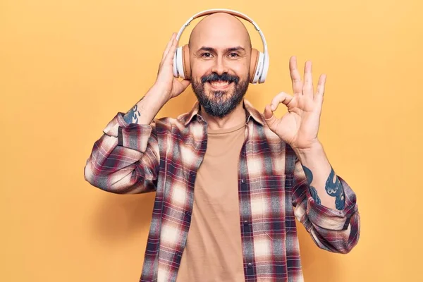 Young Handsome Man Listening Music Using Headphones Doing Sign Fingers — Stock Photo, Image
