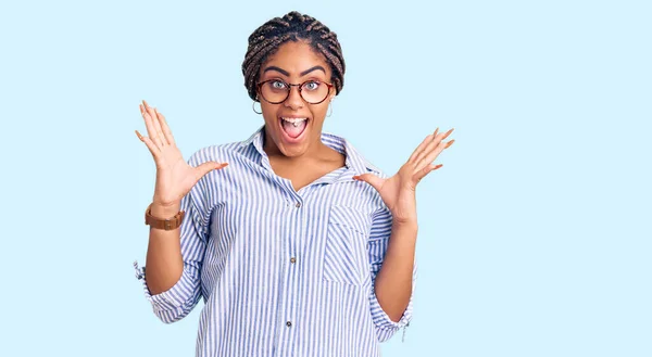 Mujer Afroamericana Joven Con Trenzas Vestidas Con Ropa Casual Gafas —  Fotos de Stock