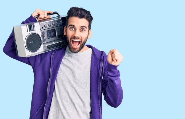 Jovem Homem Bonito Com Barba Ouvindo Música Usando Boombox Vintage — Fotografia de Stock