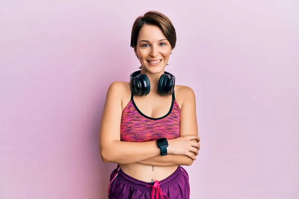 Mujer Morena Joven Con Pelo Corto Con Ropa Deportiva Auriculares —  Fotos de Stock