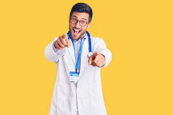Młody Latynos Mundurze Lekarza Stetoskopie Wskazującym Ciebie Kamerę Palcami Uśmiechnięty — Zdjęcie stockowe