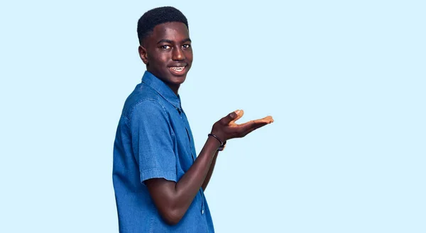 Молодий Афроамериканець Повсякденному Одязі Який Показує Пальми Показують Місце Копіювання — стокове фото