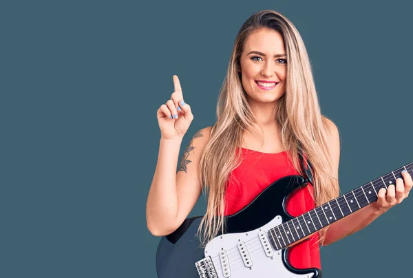 Jeune Belle Femme Blonde Jouant Guitare Électrique Surprise Avec Une — Photo