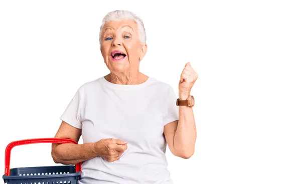 Senior Beautiful Woman Blue Eyes Grey Hair Holding Supermarket Shopping — Stock Photo, Image