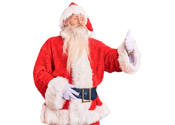 Gri Saçlı Uzun Sakallı Geleneksel Noel Baba Kostümü Giymiş Gururlu — Stok fotoğraf