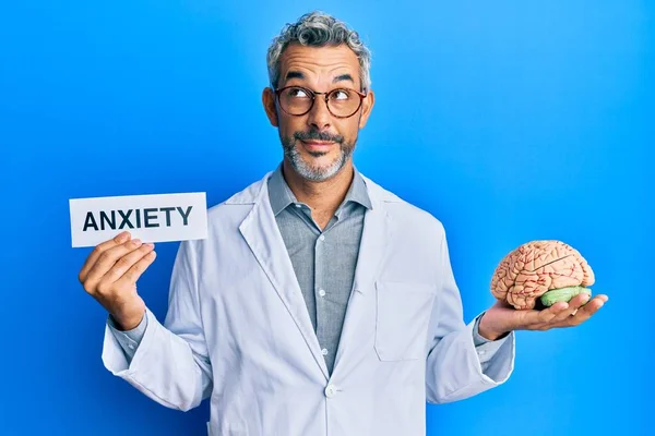 Uomo Mezza Età Dai Capelli Grigi Che Indossa Cappotto Medico — Foto Stock