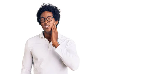 Нахабний Афро Американець Волоссям Афроамериканського Кольору Одягнений Звичайний Одяг Окуляри — стокове фото