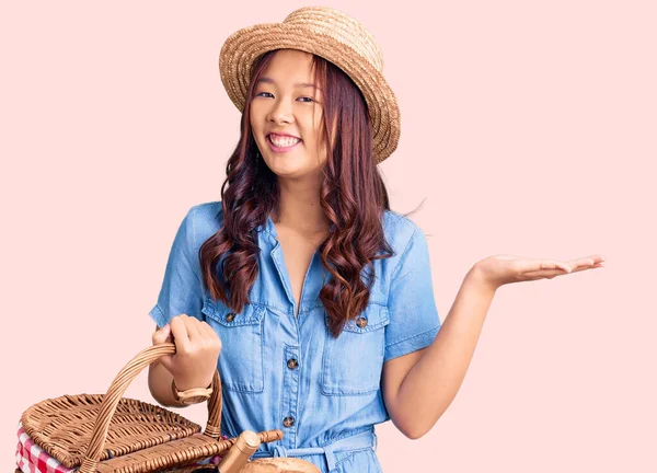 Junge Schöne Chinesin Mit Sommermütze Und Picknickkorb Mit Brot Die — Stockfoto