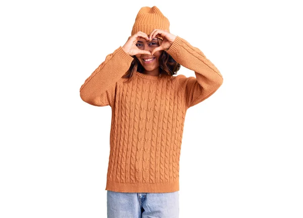 Junge Schöne Mischlingshündin Mit Wollpullover Und Wintermütze Die Herzform Anlegt — Stockfoto