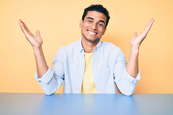 Jonge Knappe Latijns Amerikaanse Man Casual Kleding Zittend Tafel Vieren — Stockfoto