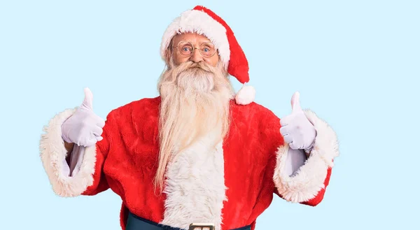 Старик Седыми Волосами Длинной Бородой Одетый Традиционный Костюм Санта Клауса — стоковое фото