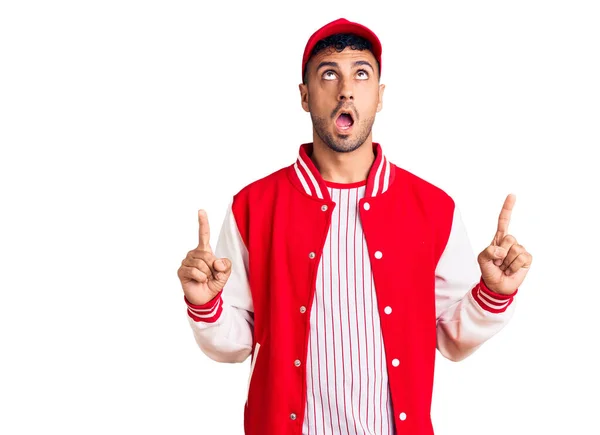 Joven Hispano Vestido Con Uniforme Béisbol Asombrado Sorprendido Mirando Hacia — Foto de Stock