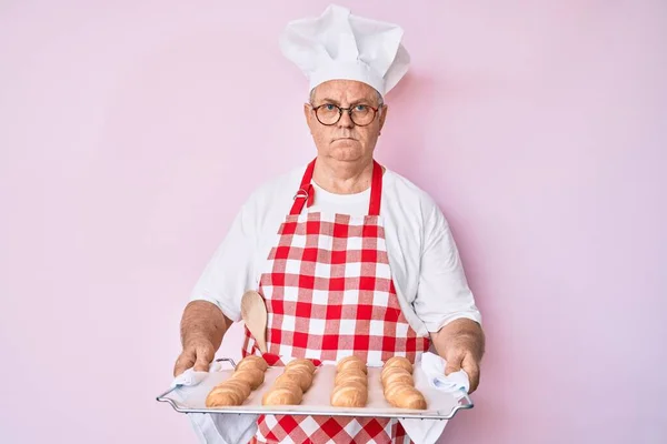 Senior Gråhårig Man Bagaruniform Med Hembakat Bröd Avslappnat Med Allvarliga — Stockfoto