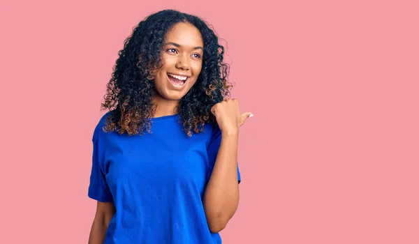 Genç Afro Amerikan Kadın Günlük Kıyafetler Giyip Gülümsüyor Gülümsüyor Başparmağıyla — Stok fotoğraf
