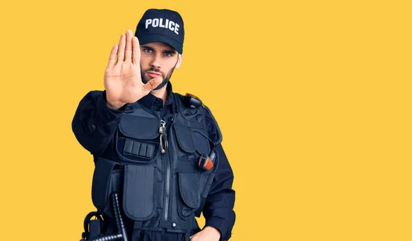 Mladý Pohledný Muž Plnovousem Policejní Uniformě Přestane Zpívat Dlaní Varovný — Stock fotografie