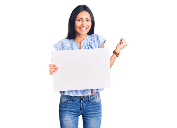 Jovem Bela Menina Latina Segurando Banner Vazio Branco Gritando Orgulhoso — Fotografia de Stock