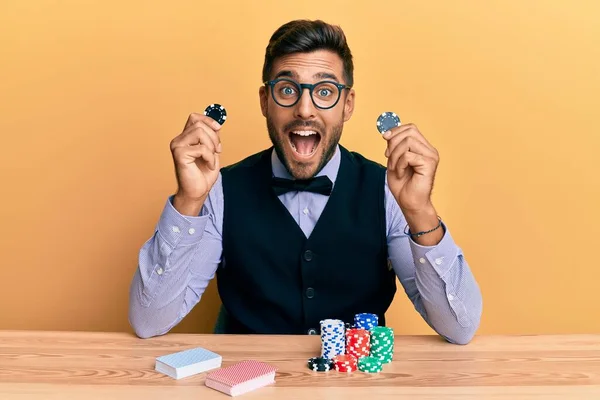 Knappe Spaanse Croupier Man Zit Tafel Met Casino Chips Vieren — Stockfoto