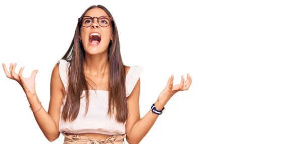 Junge Hispanische Frau Lässiger Kleidung Und Brille Verrückt Und Verrückt — Stockfoto