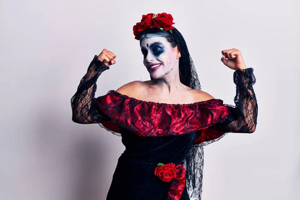 Mladá Žena Mexickém Dni Mrtvého Make Upu Ukazuje Svaly Pažích — Stock fotografie