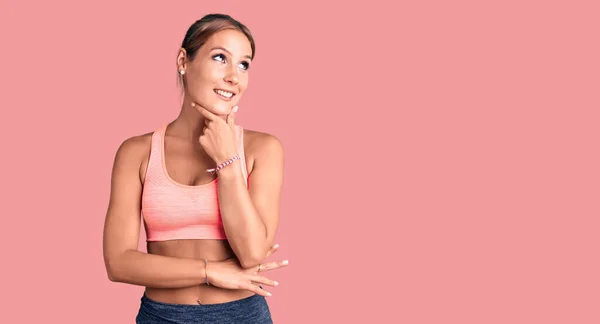 Jovem Mulher Hispânica Bonita Vestindo Sportswear Com Mão Queixo Pensando — Fotografia de Stock